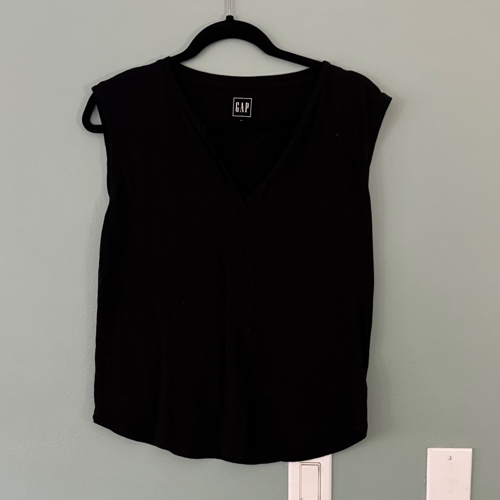 GAP Women's Black Sleeveless Muscle Tee